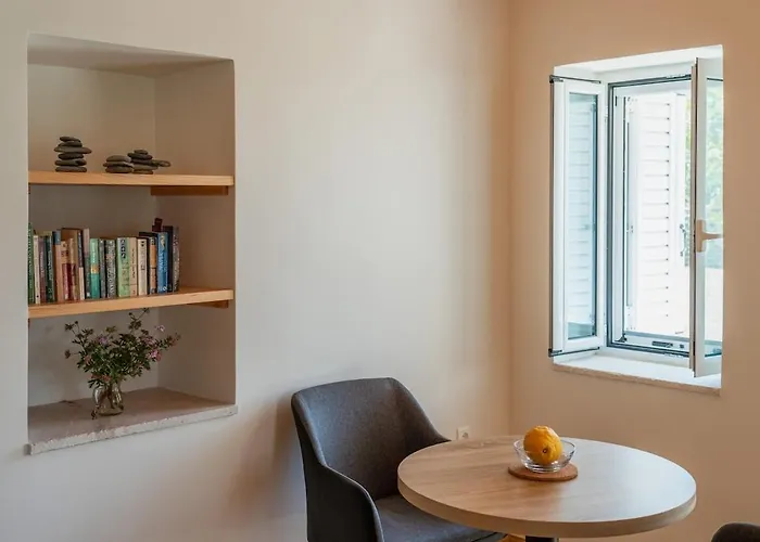 Oasis - Lower House * Neápolis