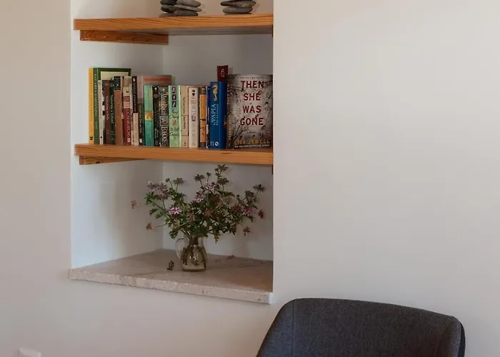 Oasis - Lower House * Neápolis