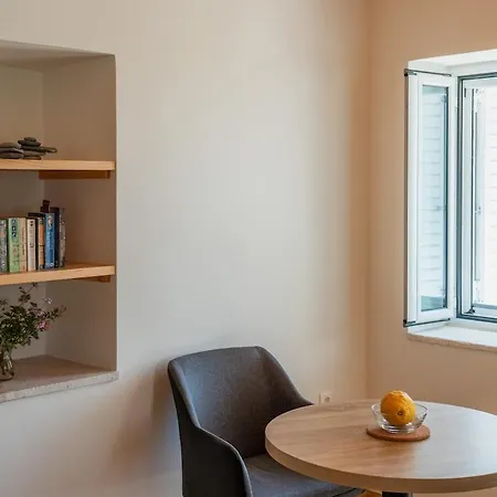 Oasis - Lower House * Neápolis