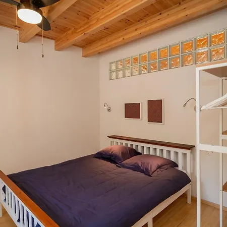 Oasis - Lower House * Neápolis