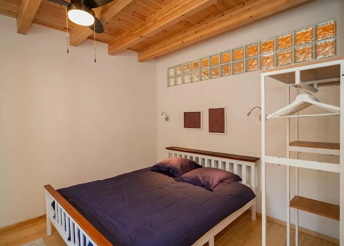 Oasis - Lower House * Neápolis